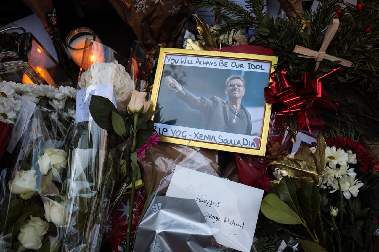 En su otra residencia, en The Grove, Londres, no faltó su foto junto al mensaje que asegura que por siempre será el ídolo.