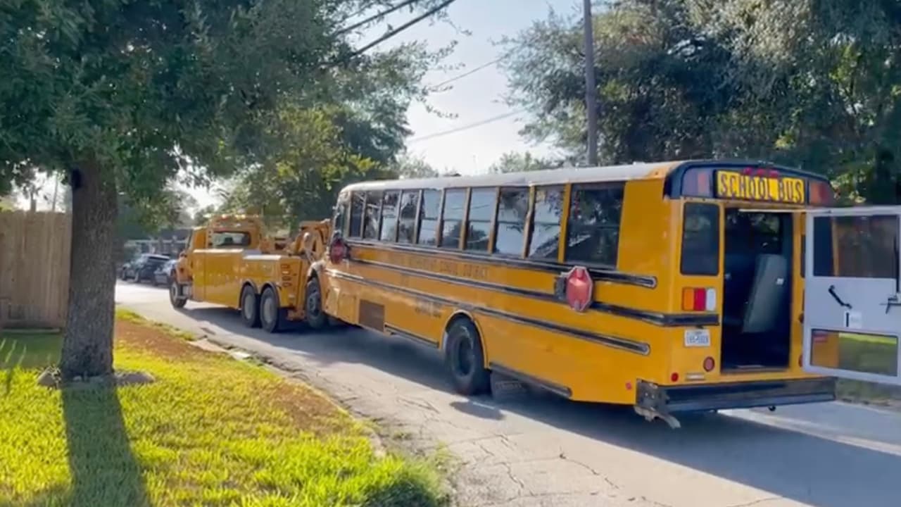 Al menos 10 estudiantes y dos adultos resultan heridos tras volcadura de un bus escolar al sureste de Houston