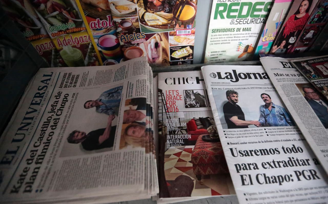 Pero la historia fue muy diferente. De acuerdo con Univision Noticias, “en el hotel se encontraron con una persona allegada al fugitivo y comenzó el viaje. En auto, rodaron durante una hora y media a una velocidad de 100 millas por hora hasta llegar a un sucio hangar”.