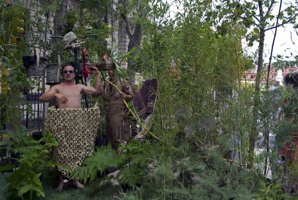 Los miembros del grupo de arte francés La Máquina realizan una intervención artístico- ecológica Aeroflorale II cerca de la Plaza de Mayo, en Buenos Aires.