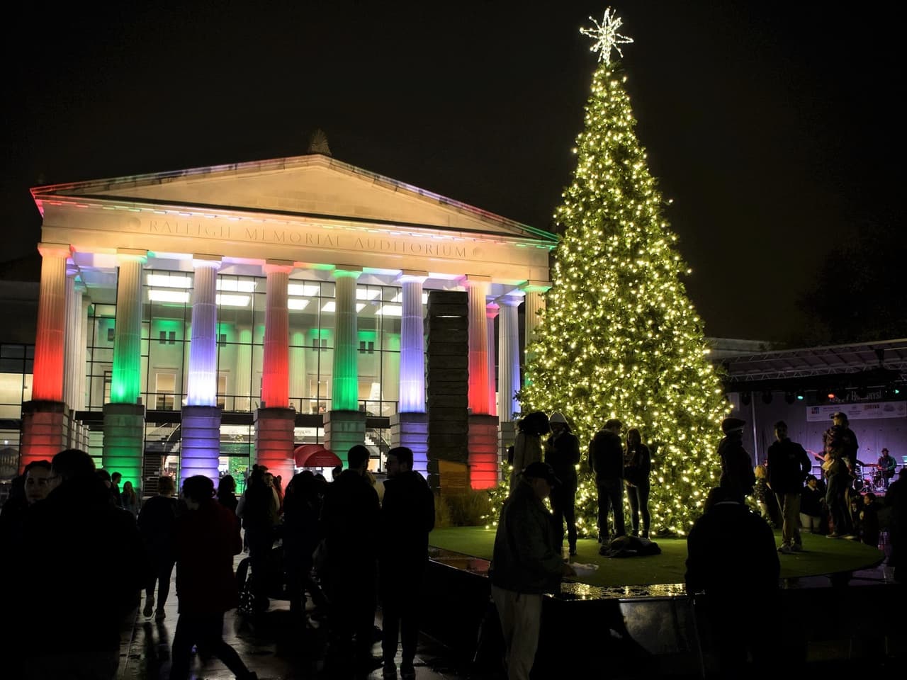 <b>Evento</b>: Downtown Raleigh Tree Lighting Celebration and Holiday Market
<br>
<b>Fecha</b>: 17 de noviembre
<br>
<b>Lugar</b>: Duke Energy Center for the Performing Arts - Lichtin Plaza. 2 E. South Street. Raleigh, NC
<br>
<b>Sitio web</b>: 
<a href="https://downtownraleigh.org/dra-programs/tree-lighting">https://downtownraleigh.org/dra-programs/tree-lighting</a>
<br>
<br>Observa cómo el árbol de Navidad brilla alegremente por toda la ciudad, toma fotografías gratis con Santa Claus, comienza a comprar regalos en el mercado de vendedores navideños, disfruta de actuaciones de artistas locales y más.