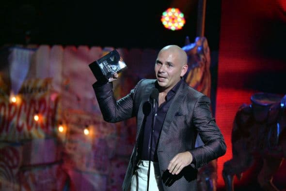 Pitbull se llevó el premio y lo recibió con mucho orgullo.