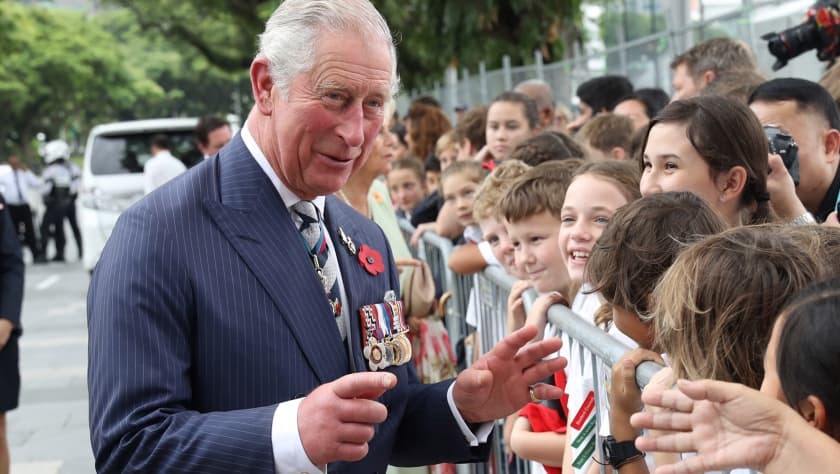 En distintas ocasiones se han podido ver las manos y los dedos de el rey Carlos III hinchados y rojizos.