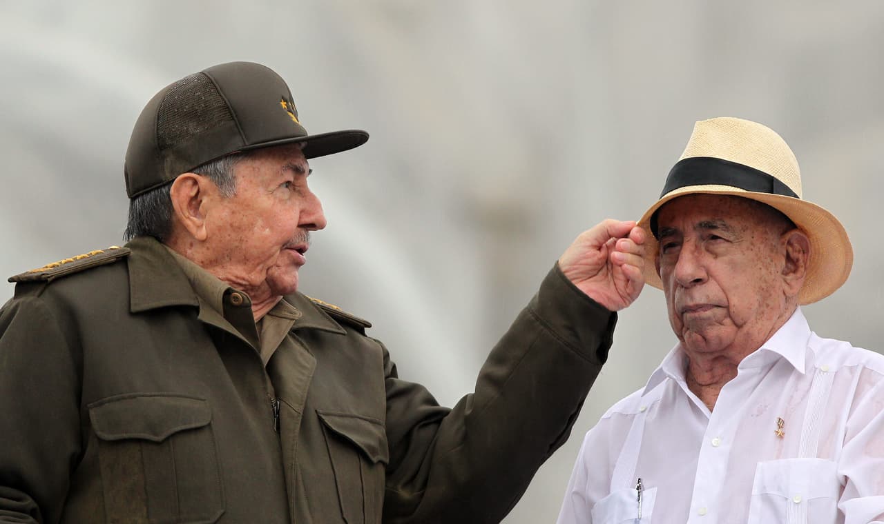 HAB01. LA HABANA (CUBA), 01/05/2015.- El presidente de Cuba, Raúl Castro (i), bromea con el vicepresidente, José Ramón Machado (d), hoy, viernes 1 de mayo de 2015, durante el desfile por el día de los trabajadores en La Habana (Cuba). Castro y el mandatario venezolano, Nicolás Maduro, presiden hoy el multitudinario desfile por el Primero de Mayo en la Plaza de la Revolución de La Habana, que estará dedicado a respaldar a la revolución cubana, la integración regional y a Venezuela. EFE/Alejandro Ernesto