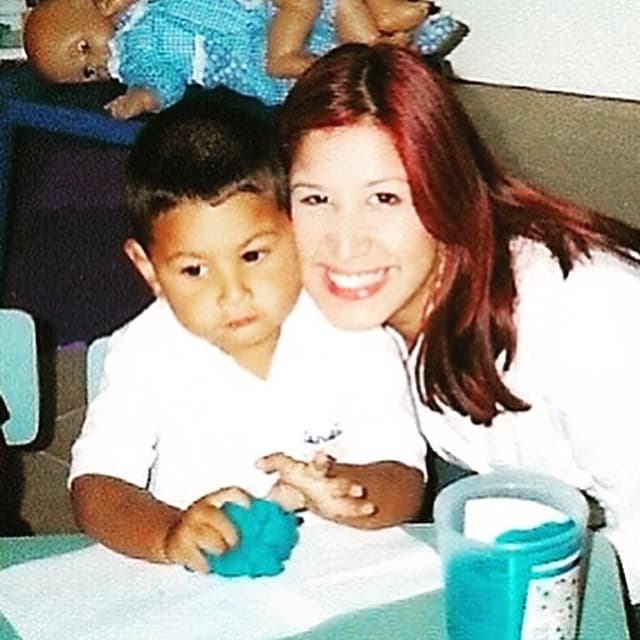 Elyagelica González tiene tres hijos, José, Camila y Sofía, quienes este mes continuan avanzando en su etapa escolar. Hace unos días, Ely compartió en redes sociales una fotografía de varios años atrás con su hijo mayor, José, en su primer día de clases de preescolar. José recientemente se graduó de 'highschool' y nuestra conductora dijo sentirse feliz por verlo avanzar.