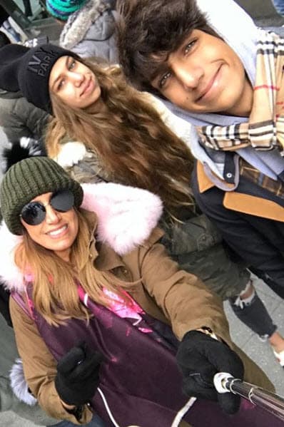 Juntos han recorrido varios países del mundo cuando se van de vacaciones, su viaje más reciente fue en julio, cuando estuvieron 
<b><a href="https://www.univision.com/shows/el-gordo-y-la-flaca/las-vacaciones-de-lili-estefan-estan-por-terminar-entre-globos-y-un-inolvidable-safari-fotos">un par de semanas en Dubái y Kenia</a></b>.