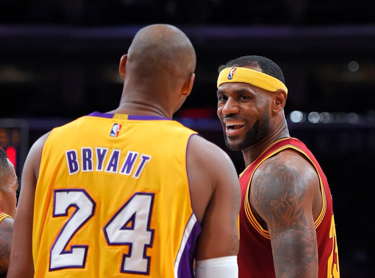 Kobe Bryant habla con Lebron James, quien admitió admirar al jugador de los Lakers