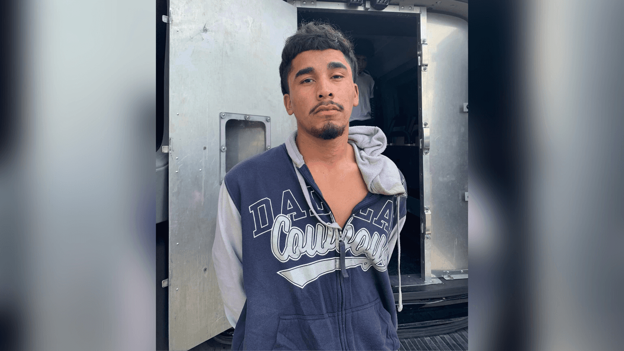 Atrapados en el acto: descubren a sospechosos de robar pertenencias de autos en un estacionamiento