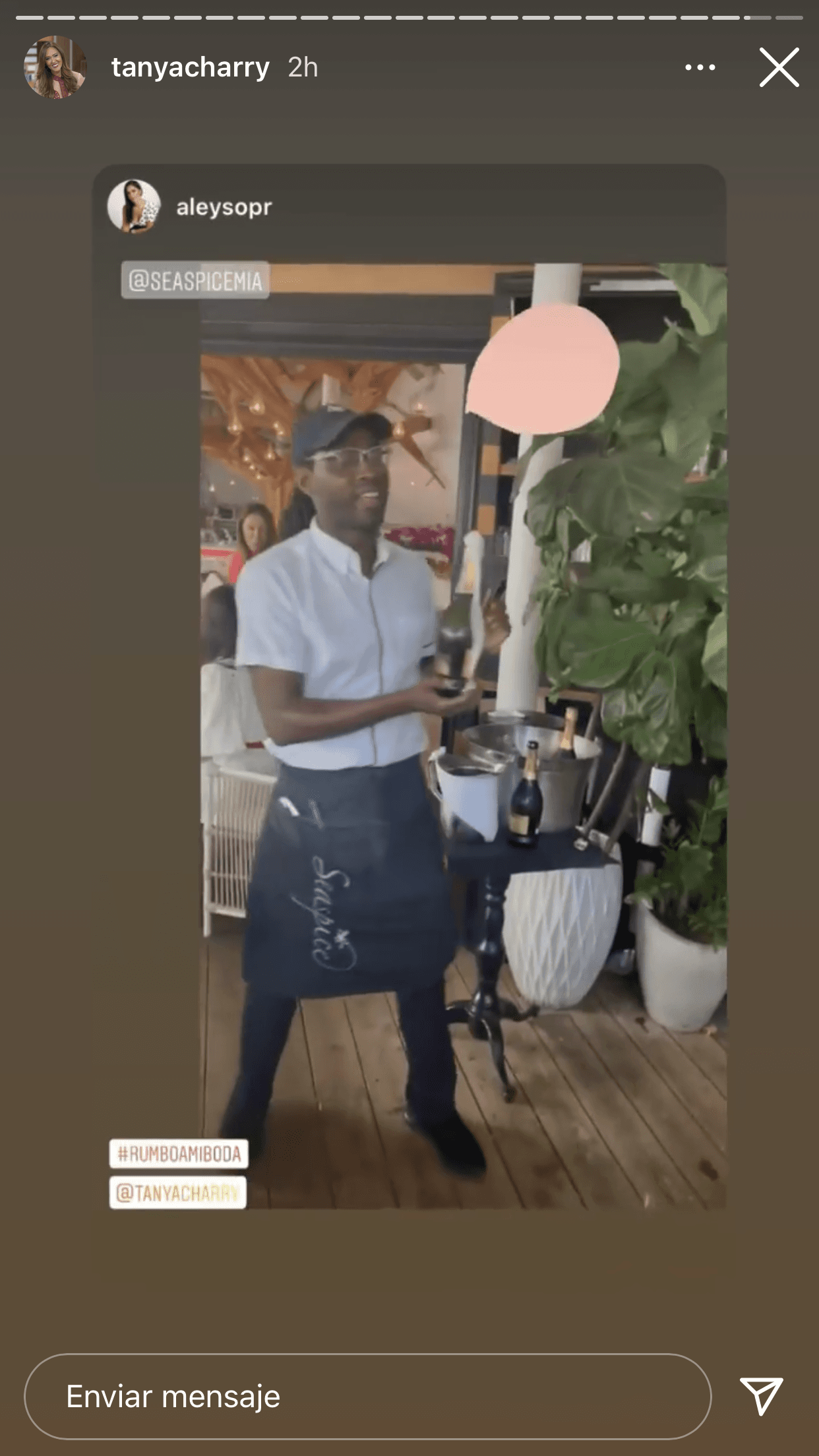 Para celebrar, hubo champaña y otras bebidas para brindar ante un buen augurio para la pareja.
<br>