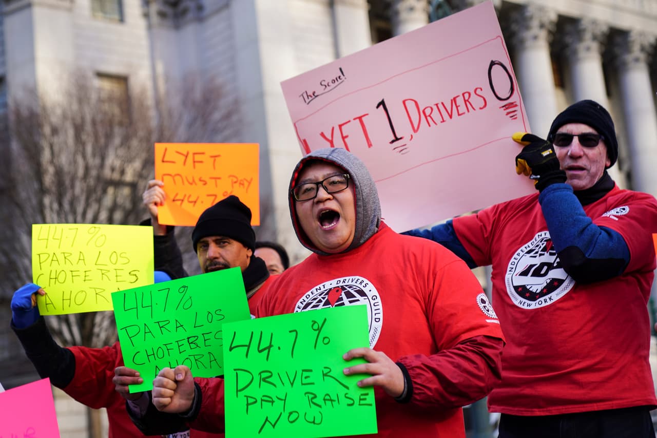 <b>La economía de trabajo temporal está sesgando ligeramente los datos: </b>El movimiento de trabajadores más jóvenes de industrias más tradicionales, como la hotelería, a la emergente economía de “gigs” está impactando las tabulaciones, dijo Knittel, lo que explica grandes caídas en los empleados de nómina a medida que más adoptan la etiqueta de "contratistas independientes".
<br>
<br>Esto es importante porque los contratistas independientes no están sujetos a las protecciones del salario mínimo, lo que minimiza las evaluaciones de su alcance general.
<br>
