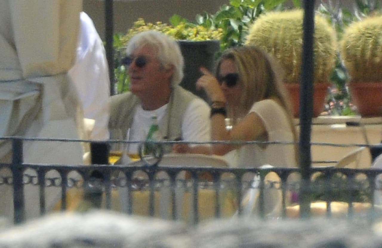 Los paparazzi lo captaron muy romántico con su nueva conquista.