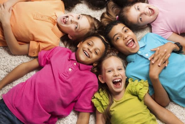 Llega la temporada de calor y, con ella, el ruego de tus niños y ‘teens’ de invitar a sus amigos a la piscina.