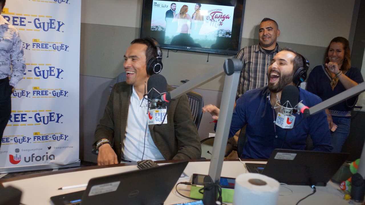 Juan Manuel Márquez llegó al Free-guey show con guante en mano.