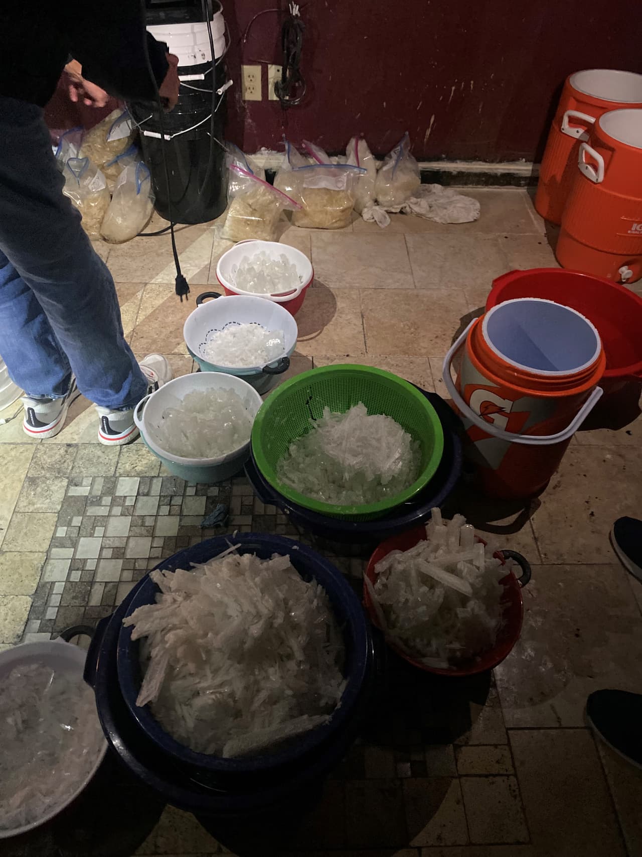 Entre
<a href="https://www.univision.com/local/dallas-kuvn/policias-de-fort-worth-no-brindaran-seguridad-a-discoteca-vinculada-con-el-narcotrafico-video">las drogas que decomisaron</a> encontraron alrededor de 451 kilogramos de metanfetamina cristalina y 192 kilogramos de metanfetamina líquida, para un total de 1,414 libras. Autoridades dijeron que el decomiso de los narcóticos equivale a un valor de aproximadamente $ 16 millones de dólares.
<br>