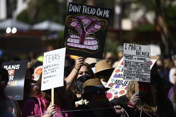 “El aborto sigue siendo legal y sigue siendo un derecho” escribió la representante demócrata en Los Ángeles, Ted Lieu. El político local también advirtió lo que pasaría con las mujeres, doctores y padres que participen o aprueben un aborto.
