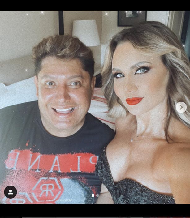 Michelle Vieth lució un vestido negro para la celebración.