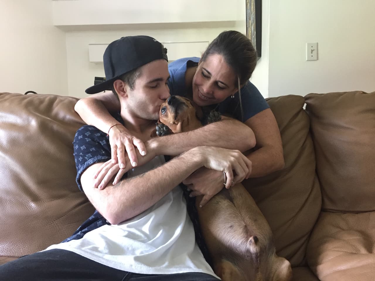 Junto a su madre se encarga de darle todos los cuidados.