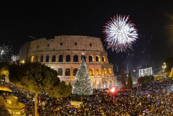 Miles se reunieron junto al Coliseo en Roma para recibir el Año 2015.