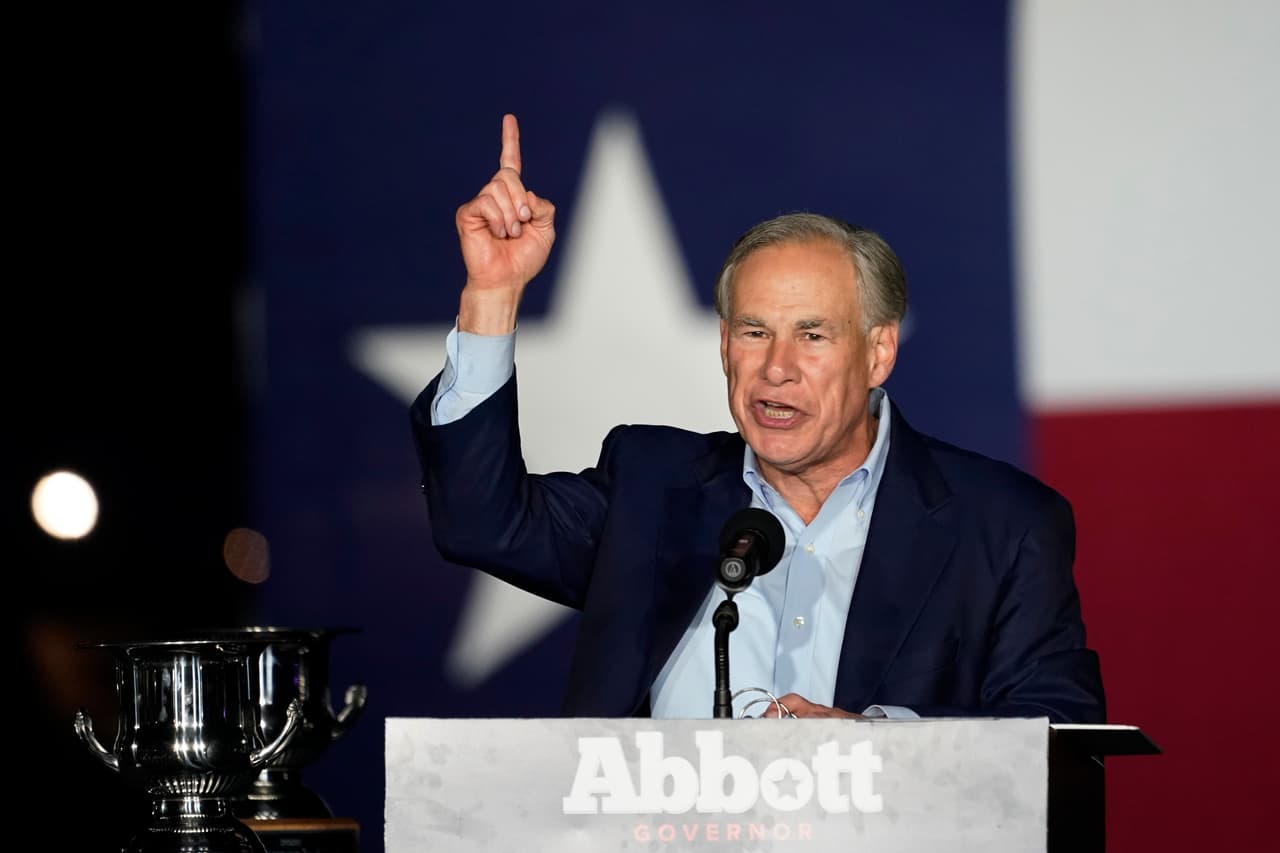 <b>Greg Abbott, gobernador de Texas.</b> Antes del tiroteo de El Paso, en el que un atacante mató a disparos a más de 20 personas, ya el gobernador era criticado por su discurso antiinmigrante. De hecho, un día antes de que ocurriera aquella masacre, 
<i>BuzzFeed News</i> reportó que el gobernador había enviado una carta a los republicanos pidiéndoles que 
<b>"tomaran el asunto en sus propias manos" y "defendieran" al estado de los inmigrantes</b>. 
<br>
<br>Casi tres años después de aquella masacre, su retórica no ha bajado de tono y vuelve a ser cuestionada al conocerse las motivaciones racistas de los autores de dos tiroteos ocurridos el fin de semana: uno en un supermercado en Buffalo, Nueva York, visitado por personas de color en su mayoría; y otro contra asiáticos en un salón de belleza en su propio estado, en la ciudad de Dallas. Las críticas han arreciado sobre todo cuando ha amenazado en los meses recientes con declarar una "invasión" en Texas para poder asumir poderes federal y devolver a México a los migrantes que crucen la frontera, y cuando ha endurecido sus políticas en el borde deteniendo a migrantes o 
<a href="https://www.univision.com/noticias/inmigracion/inmigrantes-ilegales-frontera-texas-abbott-washington">enviándolos a Washington en buses pagados por el estado</a>.