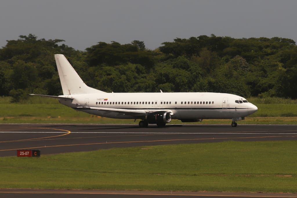Uno de los aviones en los que partieron desde El Salvador este viernes, 18 de julio de 2025, los venezolanos que habían estado encerrados en Cecot desde marzo.