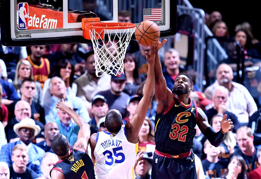 A pesar de los intentos por intimidar y frenar a Kevin Durant, como aquí Jeff Green bloqueando uno de sus disparos, KD se despachó con 43 puntos y 13 rebotes, una noche redonda para él.