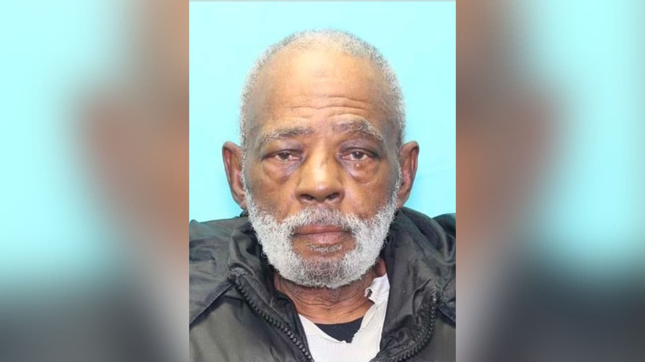 Cornelius Ray Martin, de 69 años, es afroamericano y murió en la cuadra 6900 de la calle Fannin el 4 de octubre. Su cuerpo fue encontrado en el Metro Transit Center del Centro Médico. El señor Martin tenía varios tatuajes en los brazos, en el lado derecho una luna y un rayo, un águila en la mano izquierda, además de algunos en la pantorrilla. Su número de caso en #ML22-4200.