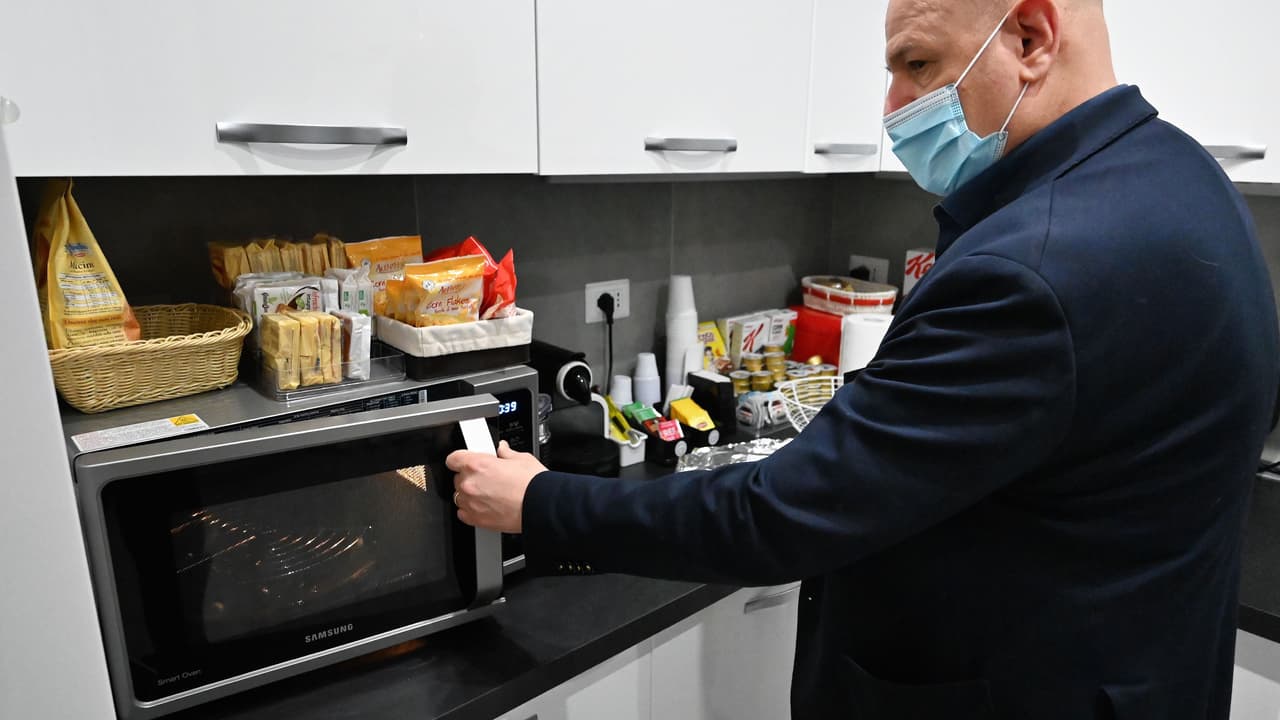 Evite usar el horno eléctrico. Cocine en la estufa, el microondas, o mejor aún, en la parrilla al aire libre.
