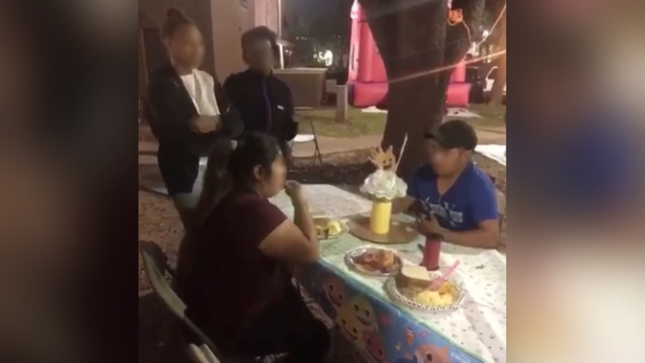 Videos grabados por los asistentes a la fiesta muestran el momento en el que dos mujeres le exigían que quitaran las mesas.