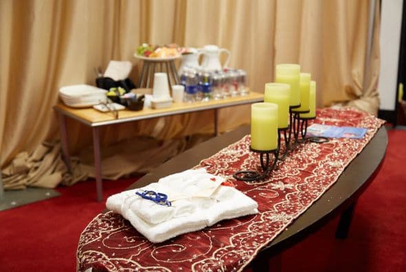 A Voz de Mando les pusieron unas velas en su estancia.