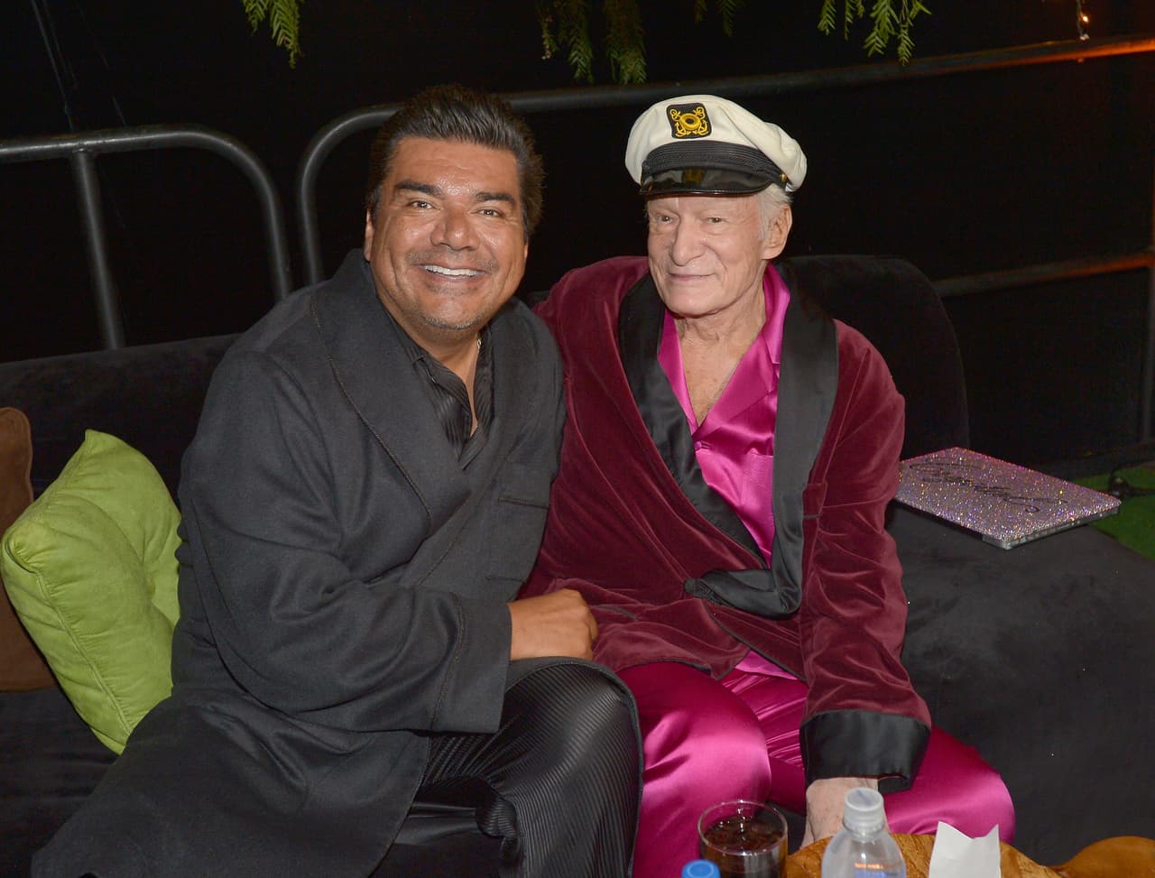 Hugh Hefner posa con George López en una fiesta en la mansión Playboy