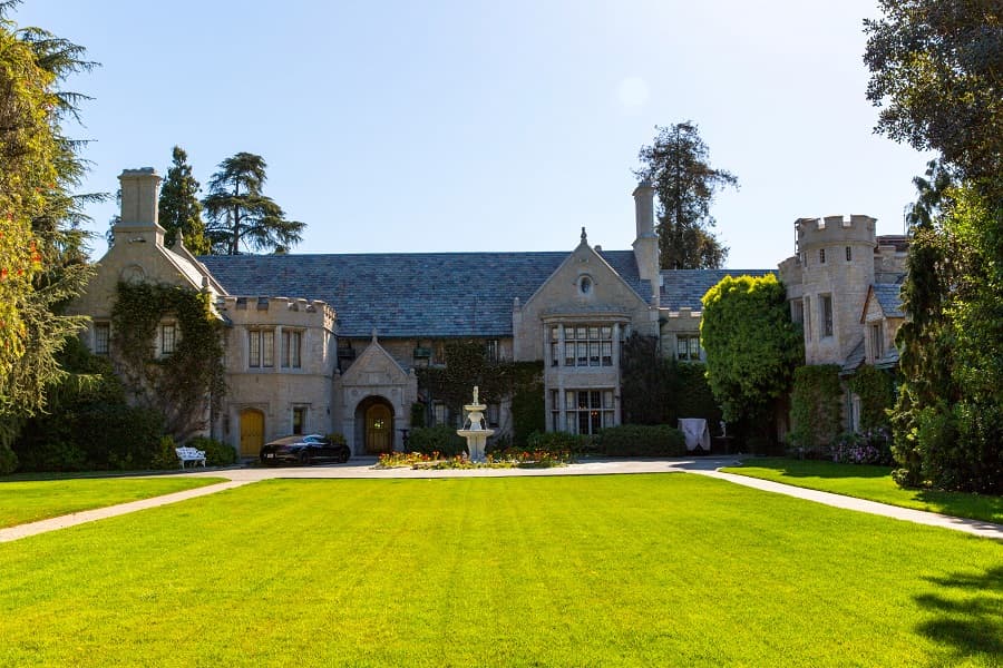 Fachada de la mansión Playboy, residencia de Hugh Hefner