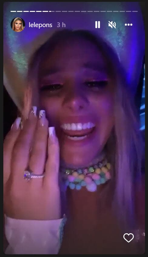 Mientras la música continuaba sobre el escenario, Lele Pons continuaba eufórica mostrando el enorme anillo de compromiso que le dio el puertorriqueño. 
<br>