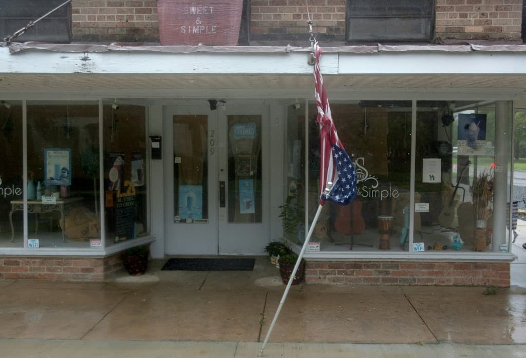 Al amanecer del sábado, más de 45,000 personas en el sur de Louisiana se encontraban sin electricidad. Una bandera de Estados Unidos desgarrada cuelga de una tienda en Morgan City, Louisiana, una ciudad rodeada de lagos, ríos y pantanos, por lo que sus habitantes se han atrincherado en sus casas con sacos de arena.