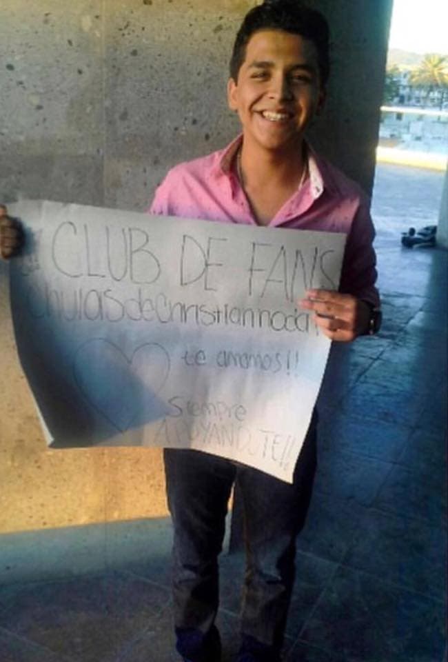 Es por eso que Christian no olvidó la fecha en que un grupo de jovencitas en México se reunió hace tres años para formar su primer club de fans: "Increíblemente hoy se cumplen tres años de que tuve mi primer club de fans 'Las chulas de Christian'. Las primeras personitas que creyeron en mí y me motivaron a ser quien soy hoy", escribió el cantante sosteniendo un cartel hecho por sus seguidoras.