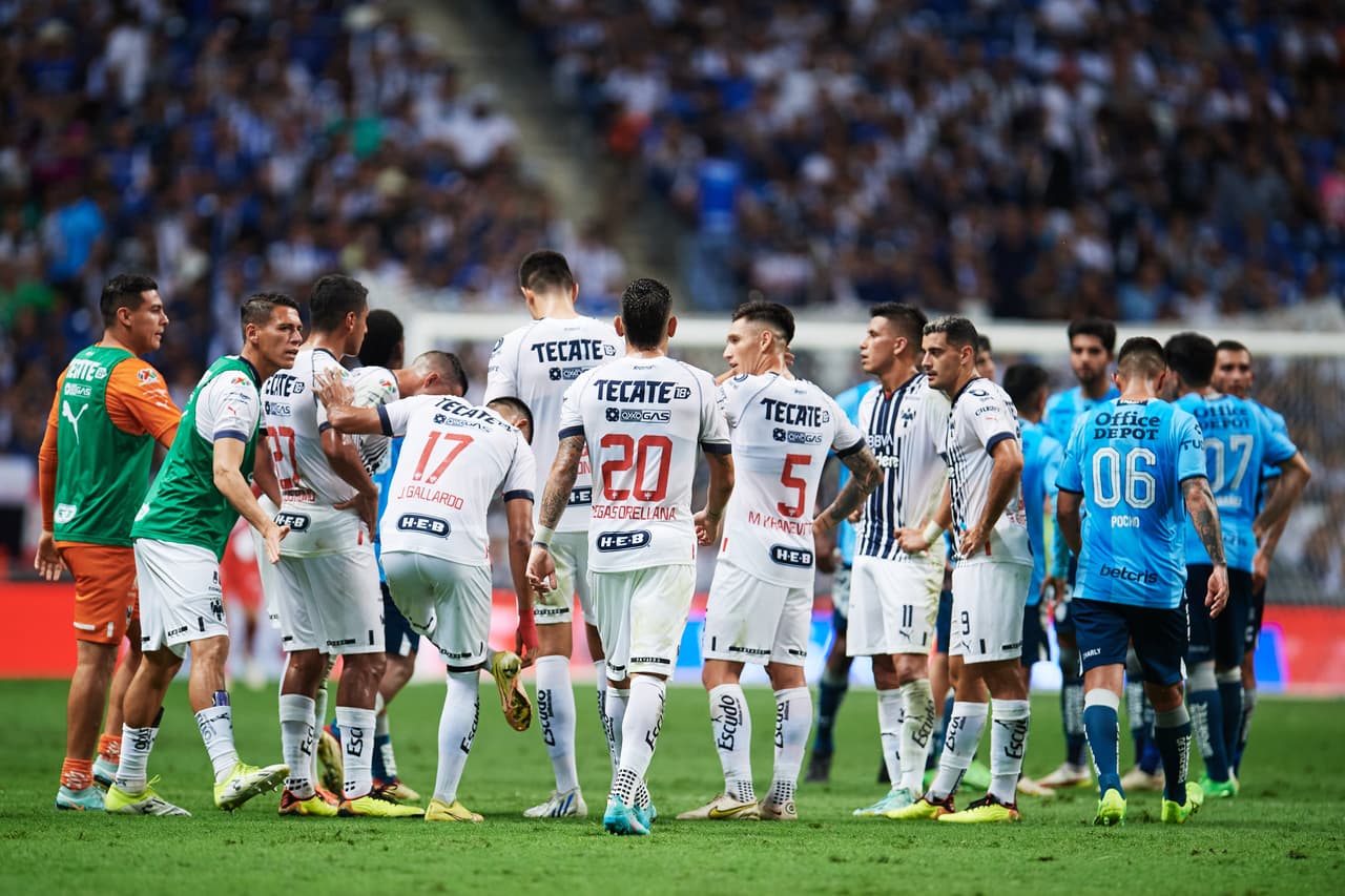 Todo el plantel se junto en el medio campo intentando encontrar soluciones.