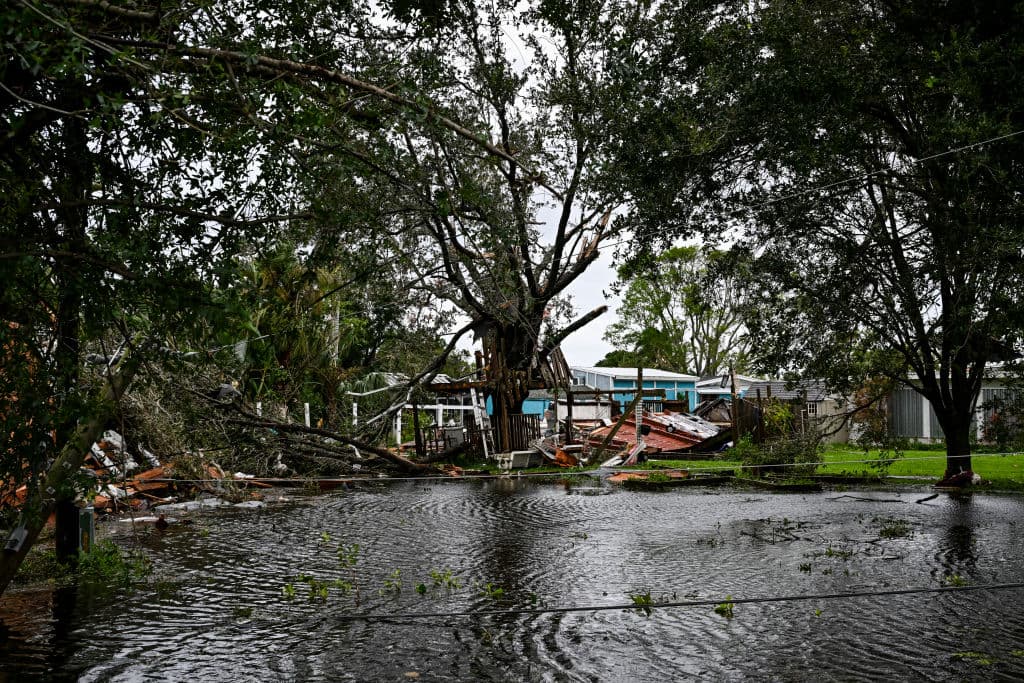 El vecindario tiene ramas de árboles esparcidas por la carretera. La zona permanece en alerta de tornado durante todo el día.