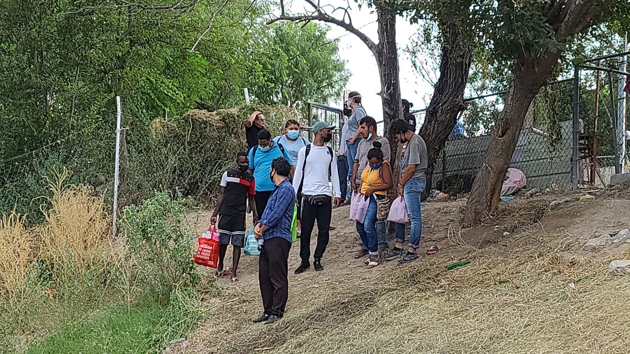El Departamento de Seguridad Nacional (DHS) estaría implementando este domingo 19 de septiembre una 
<b>"nueva estrategia integral para abordar el aumento de encuentros de migrantes en el sector de Del Rio en el sur de Texas"</b>. 
<br>