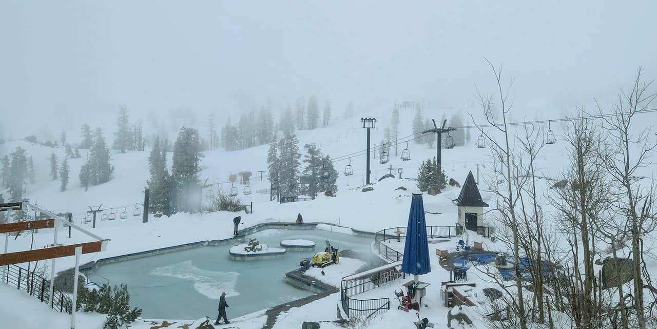 En esta foto el campamento de Squaw Valley High Camp quedó cubierto de nieve el miércoles 22 de mayo de 2019.