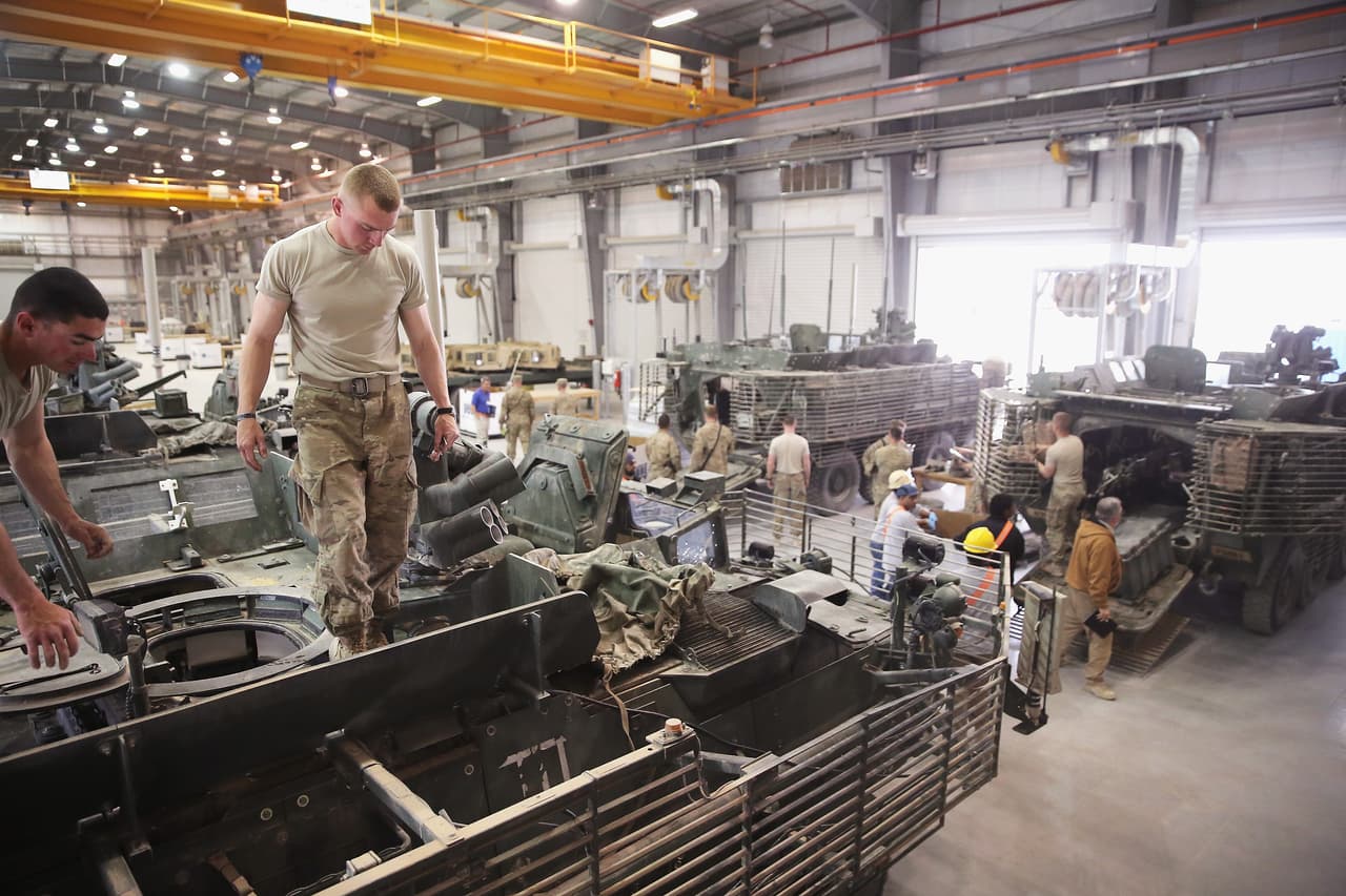 Soldados estadounidenses en una instalación de distribución de equipos militares en Kandahar, Afganistán,el 8 de marzo de 2014. Allí se almacena el material que irá de regreso a Estados Unidos, luego de resultar dañado o quedar inutil en el terreno. 
<br>