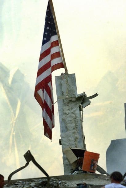 El 11 de septiembre Estados Unidos fue víctima de horrendos ataques terroristas: Al Qaeda secuestró e impactó cuatro aviones contra varios objetivos y que causaron la muerte y destrucción, siendo el episodio que precedería a la guerra de Afganistán y a la adopción por el Gobierno estadounidense y sus aliados de la política denominada de Guerra contra el terrorismo. Los atentados fueron cometidos por diecinueve miembros de la red yihadista Al-Qaida,1 divididos en cuatro grupos de secuestradores, cada uno de ellos con un terrorista piloto que se encargaría de pilotar el avión una vez ya reducida la tripulación de la cabina. Los aviones de los vuelos 11 de American Airlines y 175 de United Airlines fueron los primeros en ser secuestrados, siendo ambos estrellados contra las dos torres gemelas del World Trade Center, el primero contra la torre Norte y el segundo poco después contra la Sur, provocando que ambos rascacielos se derrumbaran en las dos horas siguientes.2 3 El tercer avión secuestrado pertenecía al vuelo 77 de American Airlines y fue empleado para ser impactado contra una de las fachadas del Pentágono, en Virginia. El cuarto avión, perteneciente al vuelo 93 de United Airlines, no alcanzó ningún objetivo al resultar estrellado en campo abierto, cerca de Shanksville, en Pensilvania, tras perder el control en cabina como consecuencia del enfrentamiento de los pasajeros y tripulantes con el comando terrorista.