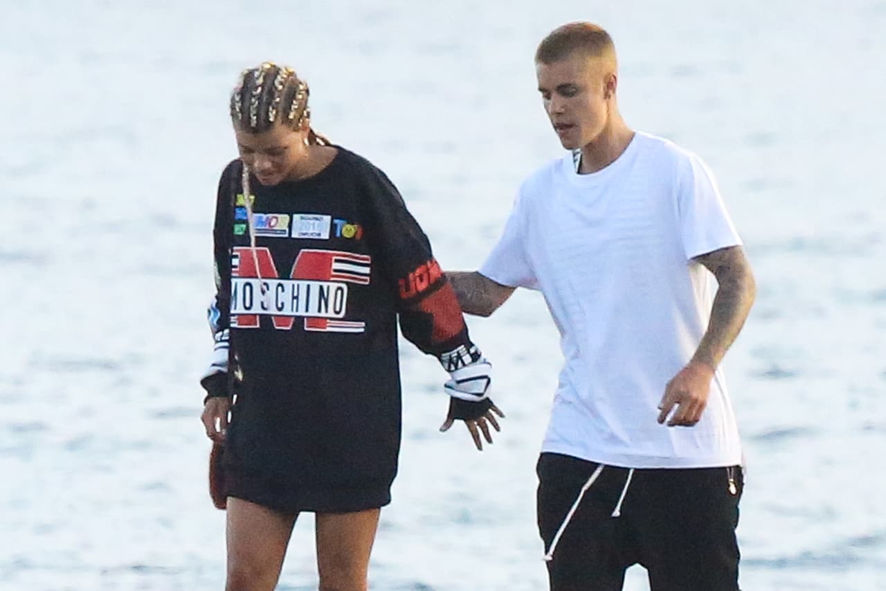 Salieron a caminar por la playa y las rocas en Laguna Beach, California.