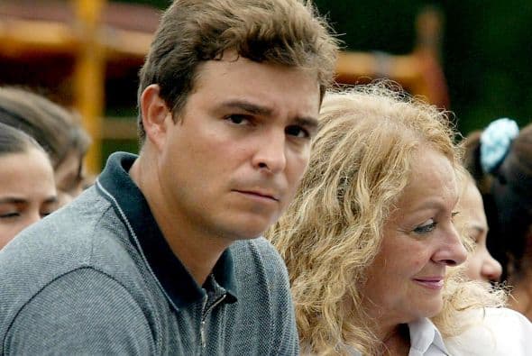 Antonio Castro Soto del Valle y su madre, Dalia Soto del Valle, participan en una ceremonia por el natalicio de Ernesto "Che" Guevara el 15 de junio de 2002 en el Cacahual. Muchas fotos y texto de Cuba al Descubierto.