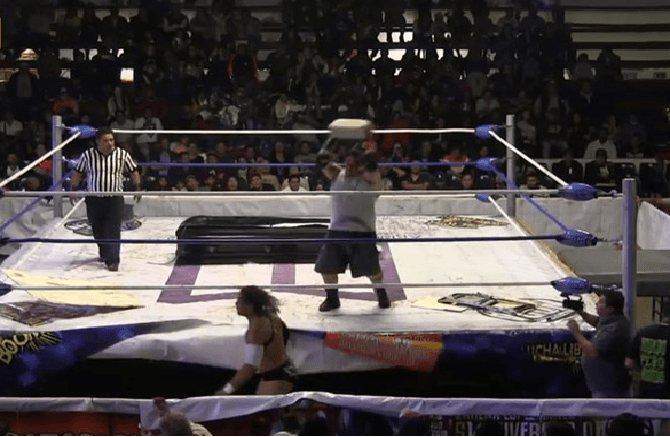 Luchador se debate entre la vida y la muerte tras recibir brutal golpe con un tabique 