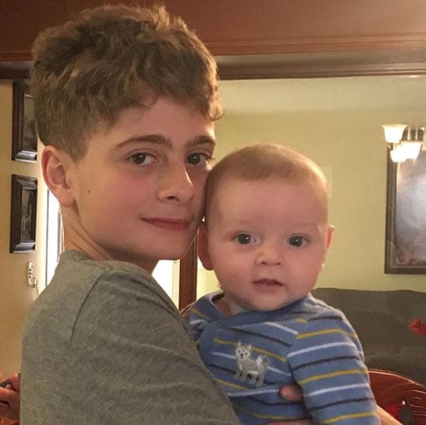 Ahora tiene 12 años y ya comienza a lucir como todo un adolescente.