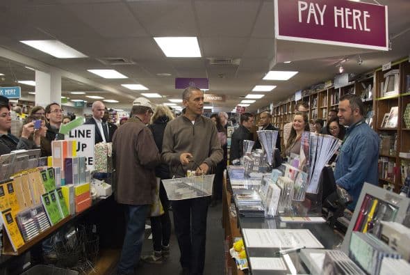 Otra de las personas que estaba en la librería le preguntó por el cierre de la cárcel de Guantánamo, ubicada en una base militar en Cuba.
