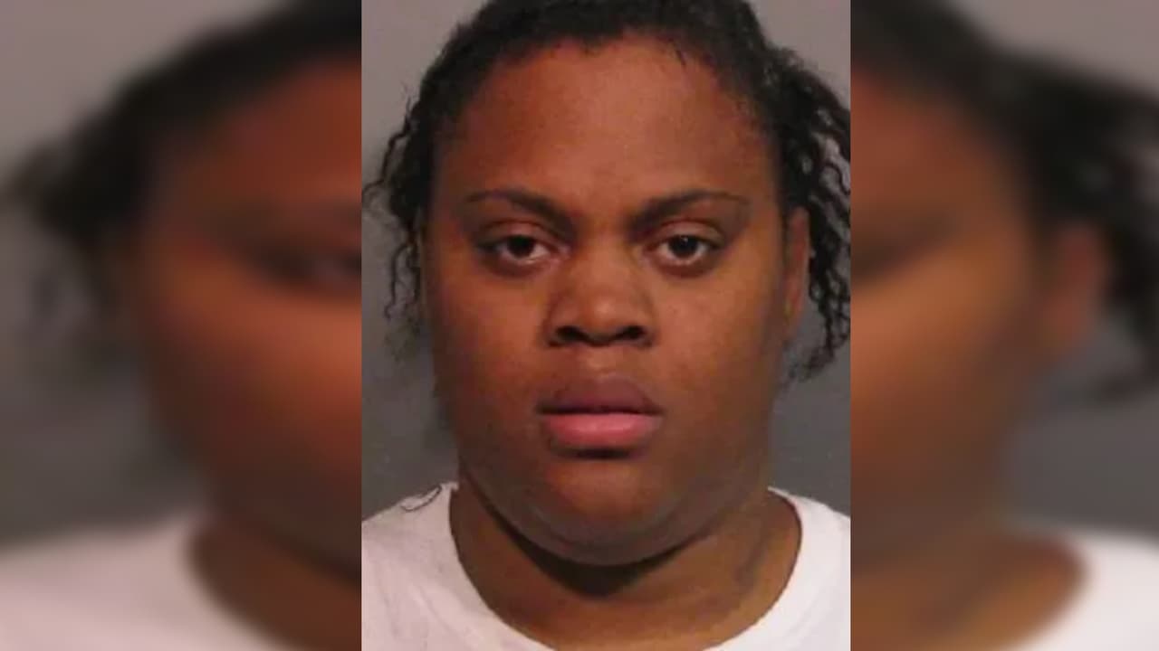 Arrestan una madre acusada de arrojar a dos hijos menores por un puente: uno de ellos murió