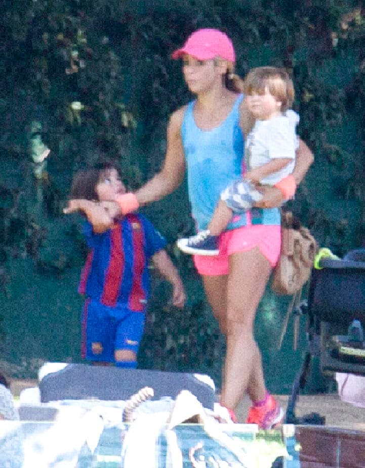 Shakira lució su esbelta figura en un short rosa y top deportivo.