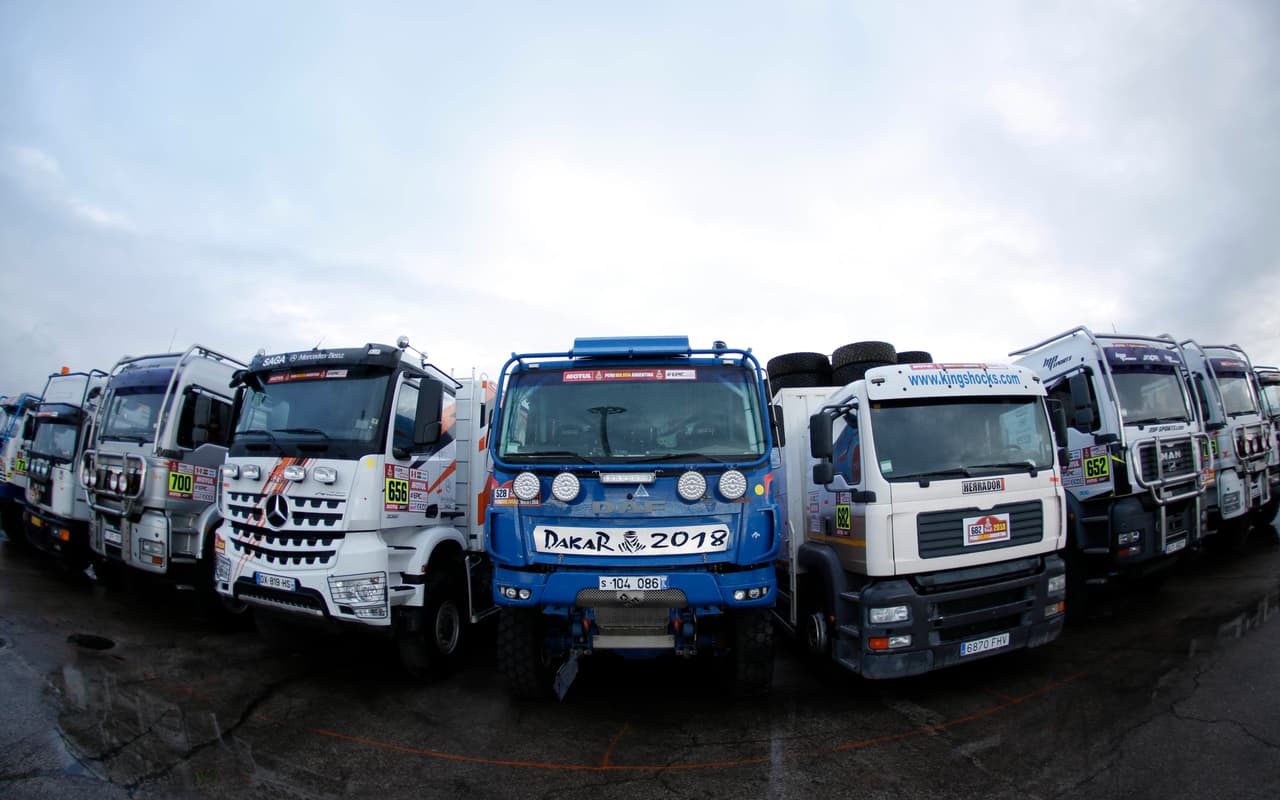 Los constructores oficiales de camiones que participan este año son: 
<b>Iveco, Kamaz, Hino Trucks y Tatra. </b>Las potencias de los motores que utilizan van de 700 hasta 1,000 caballos de fuerza. Algunos utilizan cajas manuales o automáticas. Estos vehículos sufren toda una transformación: reforzamiento de la carrocería, suspensiones robustas y llantas todoterreno.