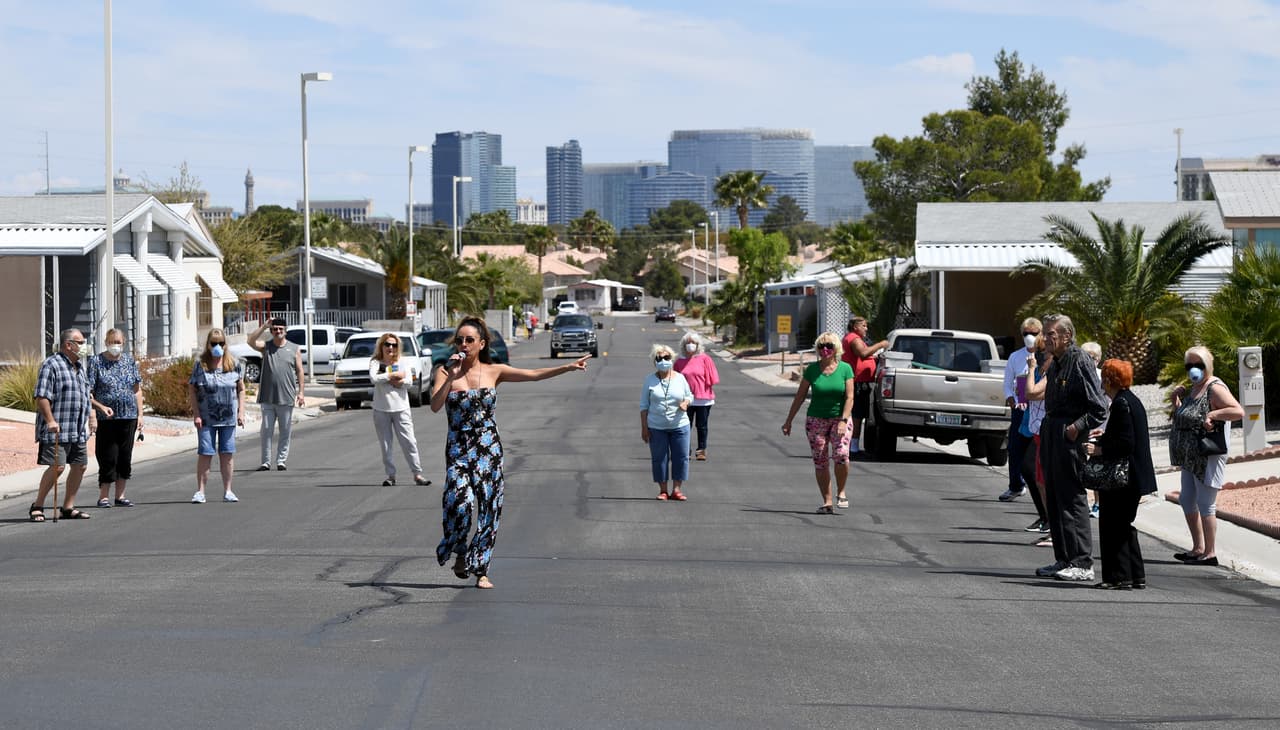 Lorena Peril, una artista del Hotel y Casino Luxor de Las Vegas, entretiene a los residentes de una comunidad de la ciudad el 17 de abril. Aunque el estado mantiene el la cuarentena en pie, algunas personas han encontrado alternativas para entretenerse manteniendo las normas de distanciamiento.