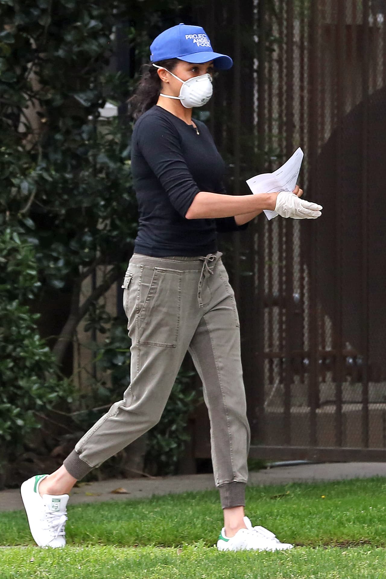 Una vez más, la actriz de 38 años llevó la gorra azul para protegner su rostro del sol, pero en esta ocasión cambió el pantalón blanco por unos cargo de color caqui y un top negro de manga larga, que combinó con zapatillas deportivas blancas.